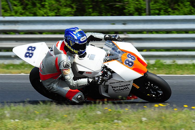 Roland Resch steuert seine KTM RC8R auf den zweiten Rang