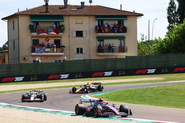 Franco Colapinto in Imola: Am Rand der Strecke stehen Gebäude, Fans schauen von dort aus zu