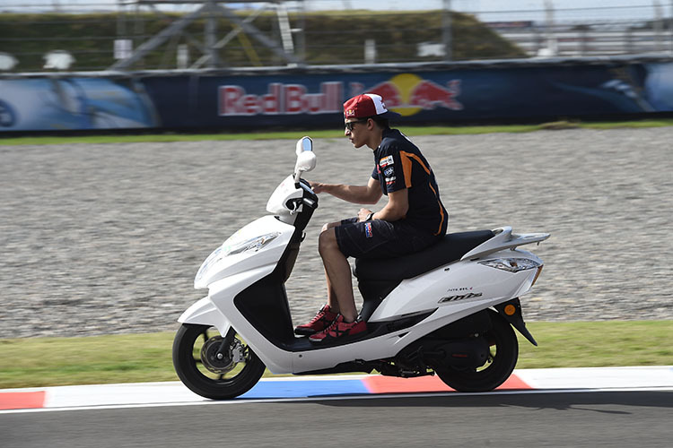 MotoGP-Weltmeister Marc Márquez bei einer Streckenbesichtigung