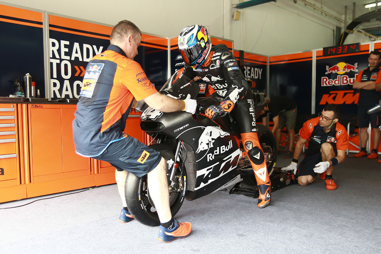 Pol Espargaró in der KTM-Box in Sepang