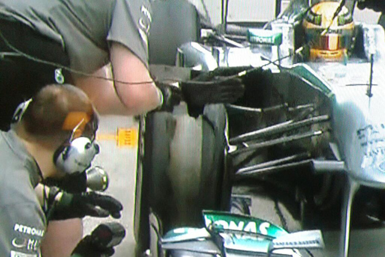 Ein delaminierter Reifen am Mercedes von Lewis Hamilton
