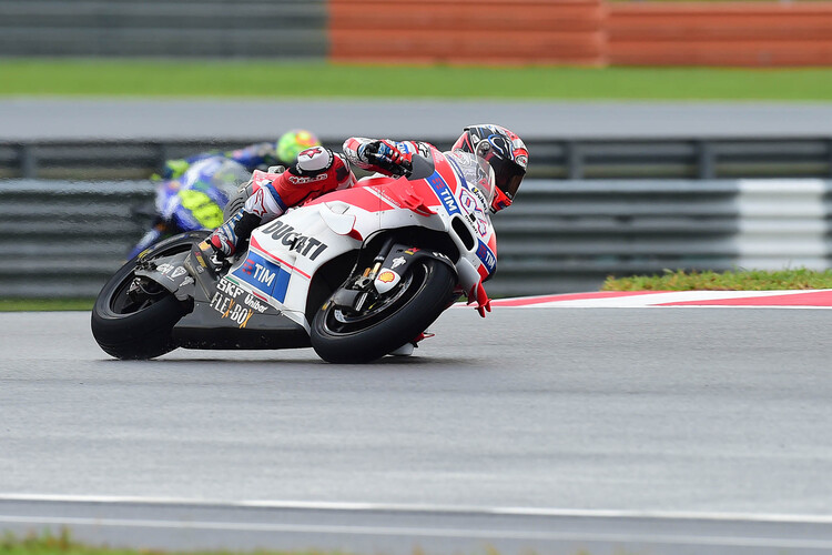 Andrea Dovizioso auf der Ducati Desmosedici vor Valentino Rossi