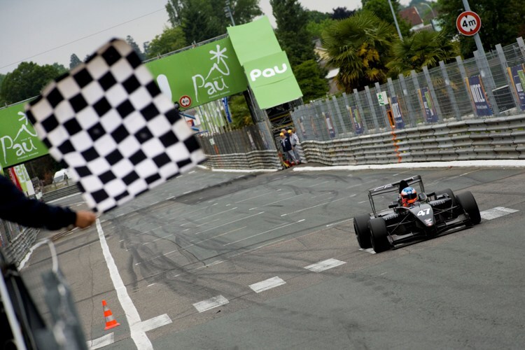 Alessandro Kouzkin bei der Zieldurchfahrt in Pau