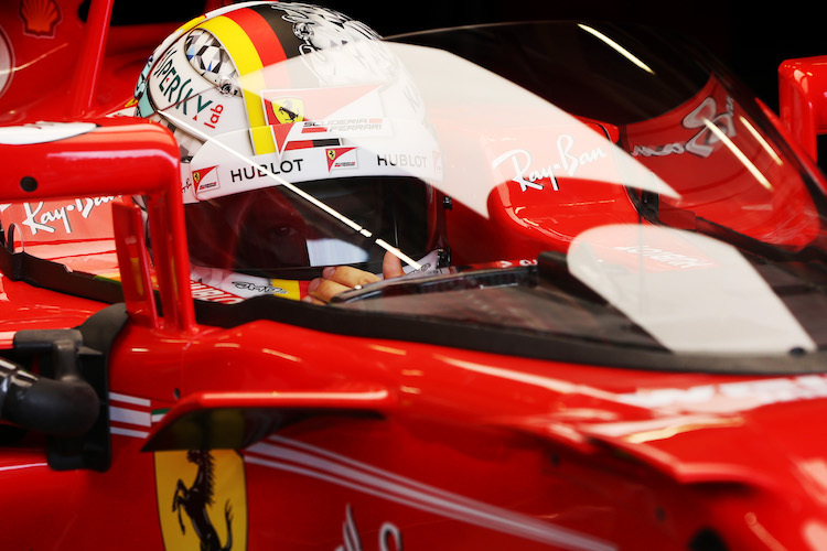 Sebastian Vettel testete den Shield 2017 in Silverstone