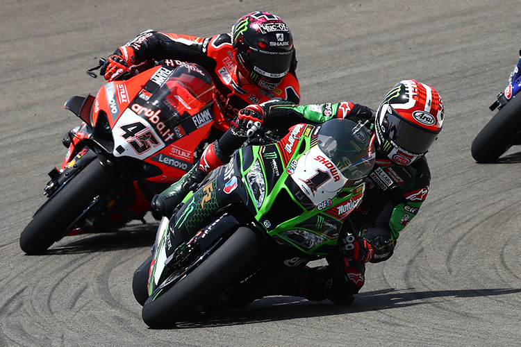 Ein Sinnbild: Johnny Rea führt vor Scott Redding