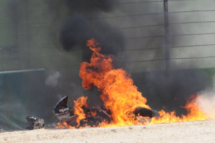 Hätte das Rennen beim Sturz von Eugene Laverty wirklich abgebrochen werden müssen? 