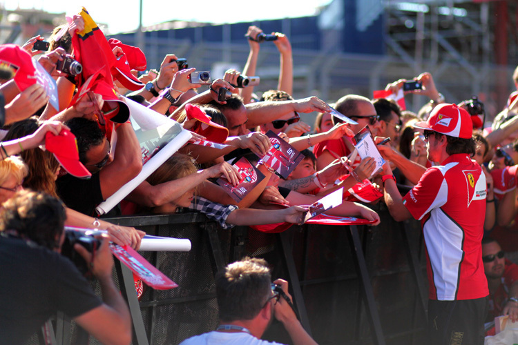 Fernando Alonso mit seinen Fans