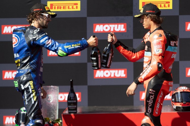 Stefano Manzi (re) gab nicht auf, Sieger war aber Nicolo Bulega (li)