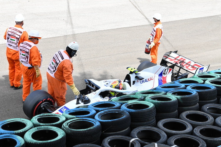 Mick Schumacher landete in den Reifenstapeln