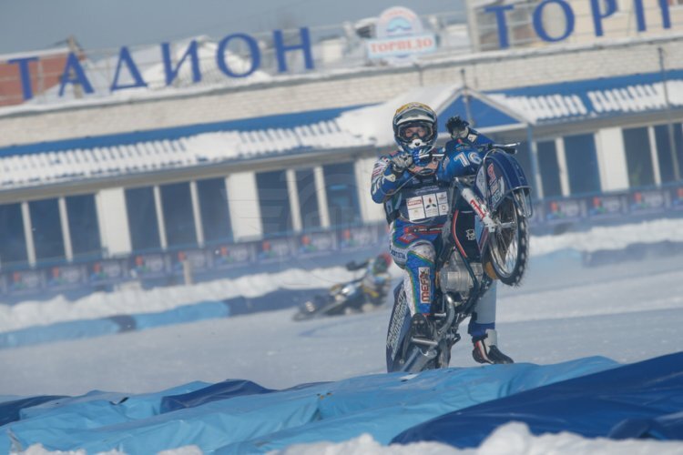 Krasnikov feiert seinen EM-Titel mit einem Wheelie