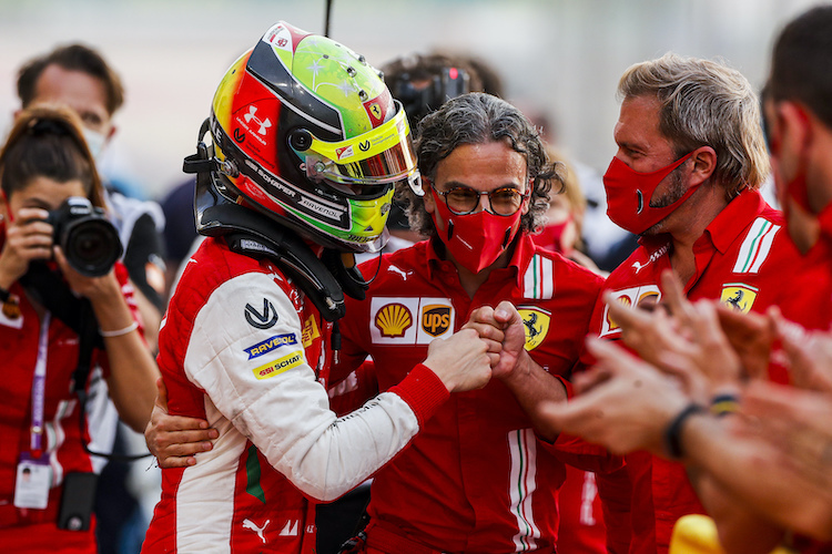 Laurent Mekies (Mitte) jubelte mit Mick Schumacher