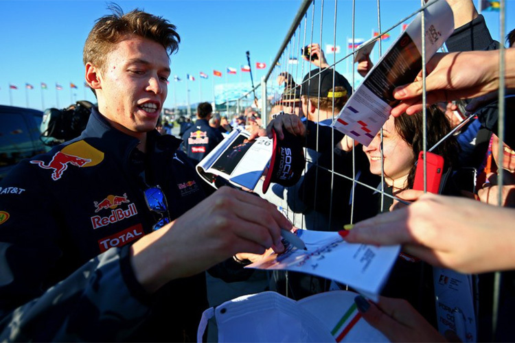 Daniil Kvyat mit einigen seiner Fans