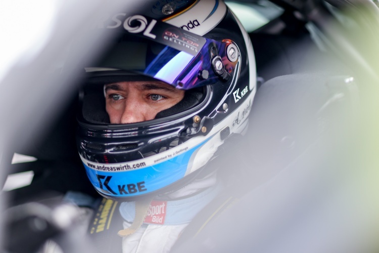 Andreas Wirth im Cockpit des Aston Martin Vantage GT4