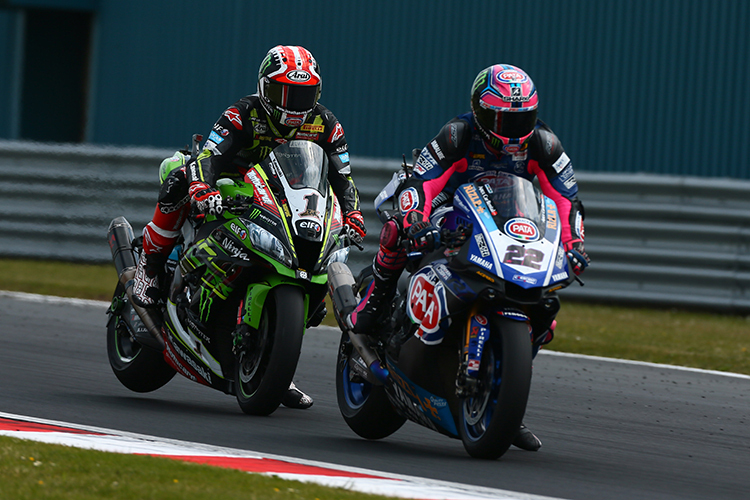 Zu Anfang lag Jonathan Rea (1) hinter Alex Lowes