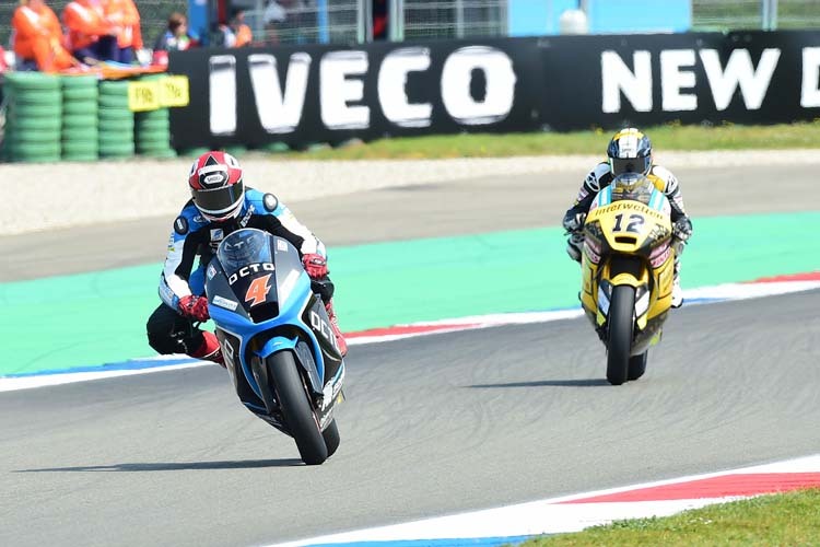 Randy Krummenacher in Assen vor Landsmann Tom Lüthi