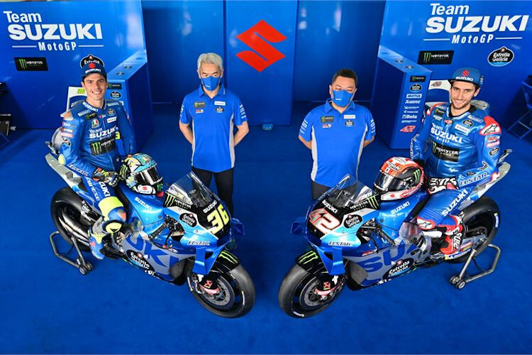 Suzuki-Teamvorstellung 2022: Joan Mir, Projektleiter Shinichi Sahara, Technical Director Ken Kawauchi und Alex Rins