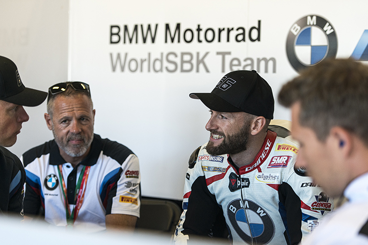 Tom Sykes, links neben ihm Teamchef Shaun Muir