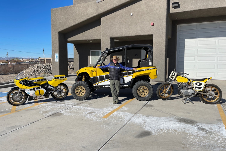 Kenny Roberts mit seinem neuen Fahrzeug