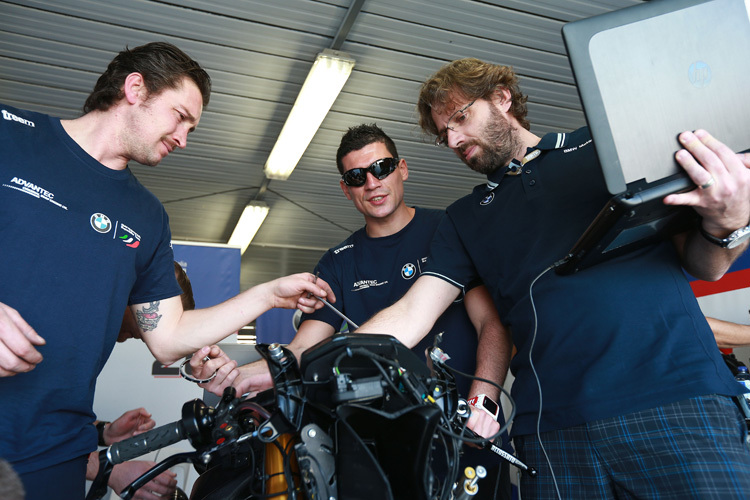 Der umstrittene Sylvain Barrier (Mitte) mit BMW-Ingenieur Marc Bongers (re.)
