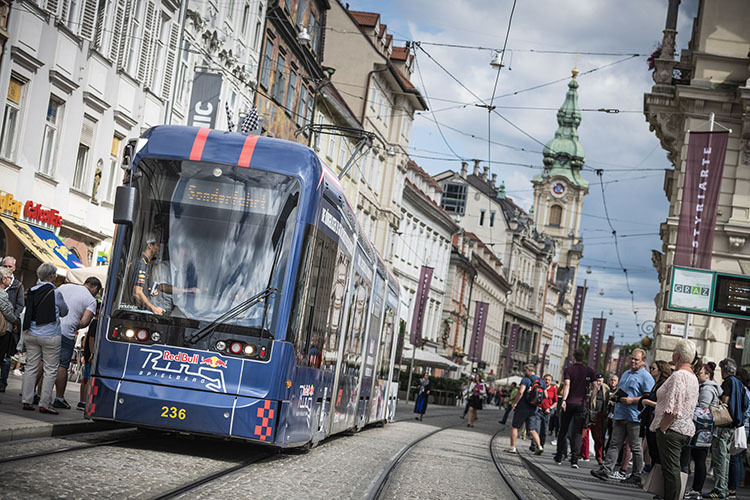 Die GP-Piloten reisten in Graz mit der Straßenbahn an