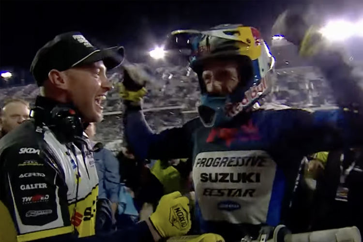 Ken Roczen feiert im Ziel