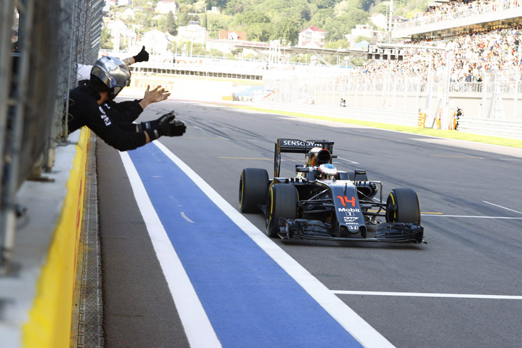 Fernando Alonso: «Wir müssen im Rennen so viel Sprit sparen, dass ich mir an einem Punkt dachte, jetzt gibst du mal richtig Gas, um wieder wach zu werden»