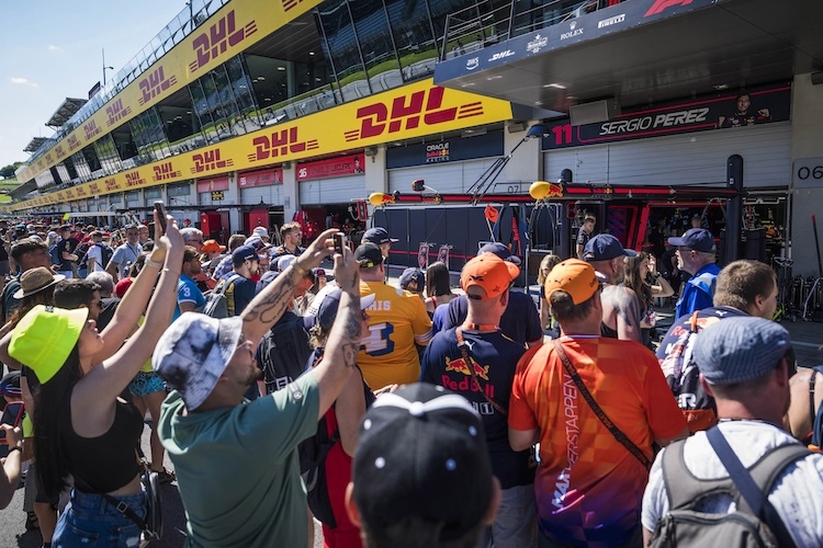 Den Fans wird beim Pit Lane Walk ein einmaliger Blick hinter die Kulissen gewährt