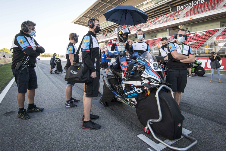 Jonas Folger auf dem Bike, links im Bild Michael Galinski