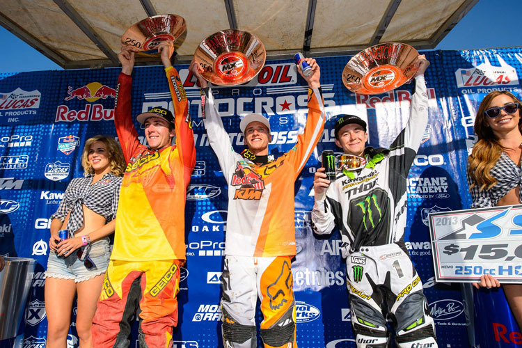 Ken Roczen feiert zwischen Eli Tomac (li.) und Blake Baggett