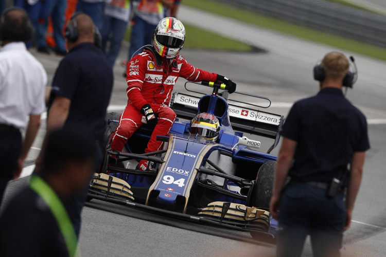 Sebastian Vettel kam nach dem Crash nicht mehr aus eigener Kraft zurück, Pascal Wehrlein nahm ihn mit
