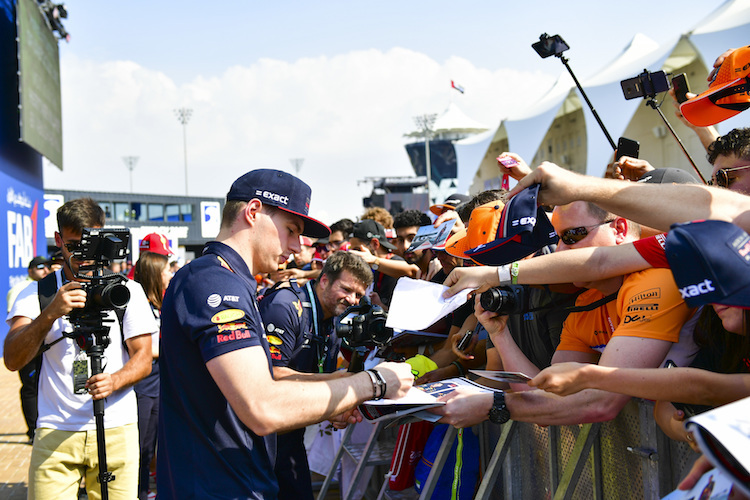 Max Verstappen unterschreibt nicht nur Autogramme schnell, auch seinen Vertrag verlängerte er nach kurzer Verhandlungszeit