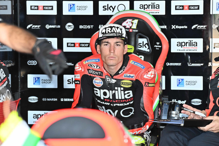 Aleix Espargaró beobachtet die Arbeit in der Aprilia-Box