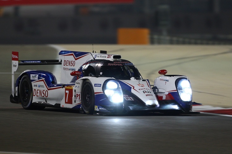 Auch im Jahr 2014 fuhren die Fahrzeuge der FIA WEC in Bahrain in die Nacht hinein – so wie hier der Toyota TS040 Hybrid von Alex Wurz