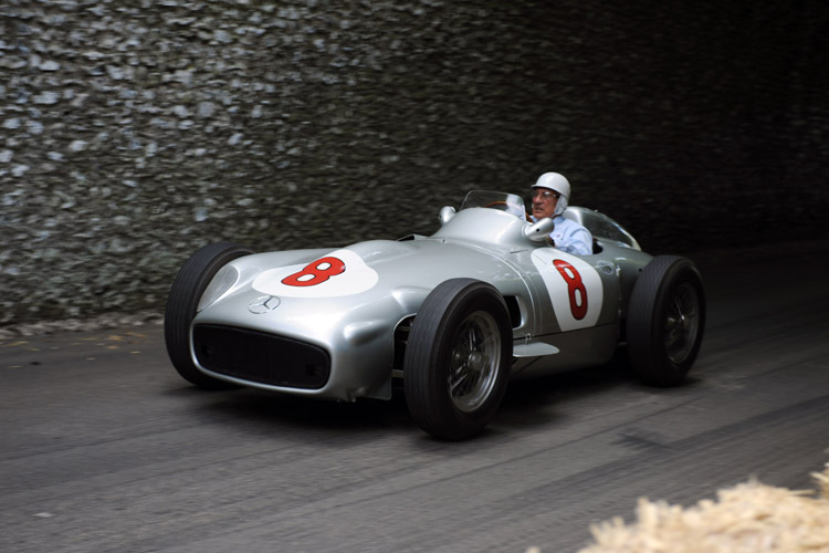 Sir Stirling Moss schwärmte beim Goodwood Festival of Speed: «Es besteht kein Zweifel daran, dass die Formel-1-Autos fantastisch und die Fahrer sensationell sind»