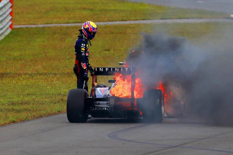 Mark Webber konnte nur noch hilflos zusehen, wie sein Auto abbrennt