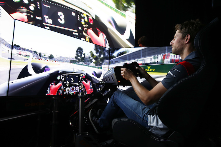 Grosjean im Simulator von Haas
