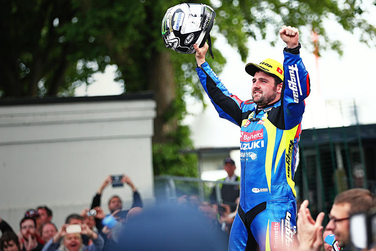 Michael Dunlop jubelt nach seinem Sieg bei der Senior-TT