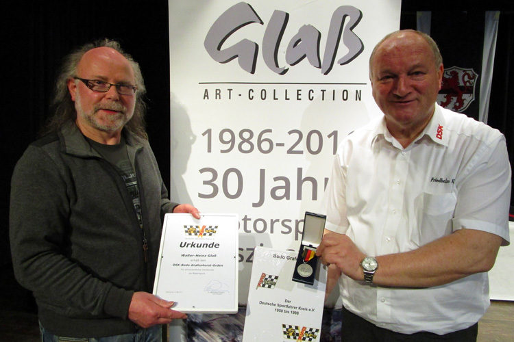 Walter-Heinz Glaß (links) wird von Friedhelm Kissel vom DSK ausgezeichnet