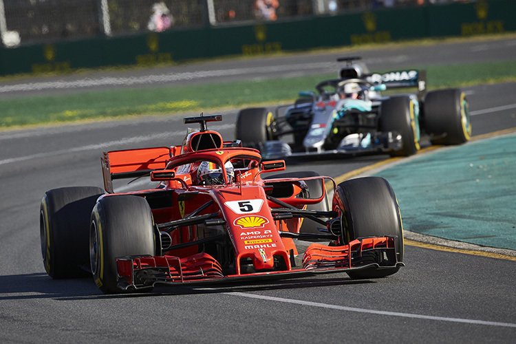 Sebastian Vettel vor Lewis Hamilton