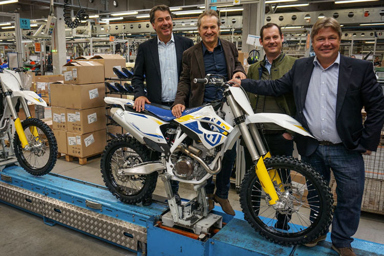 Die KTM-Chefetage mit der ersten Husqvarna aus Mattighofen: Stefan Pierer, Hubert Trunkenpolz, Viktor Sigl und Harald Plöckinger (v. li.)