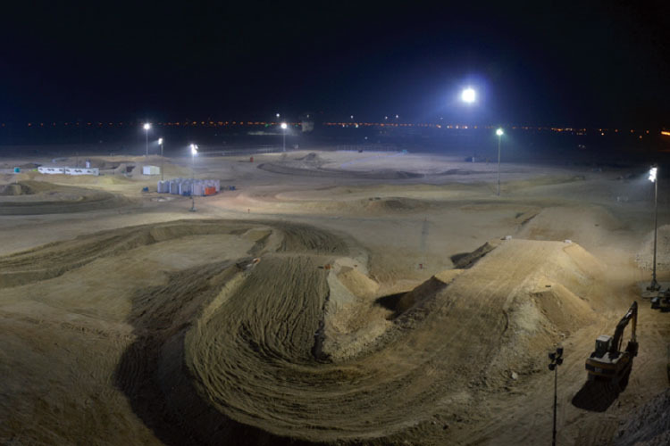 Der Losail MX Track bei einem Test des Flutlichts