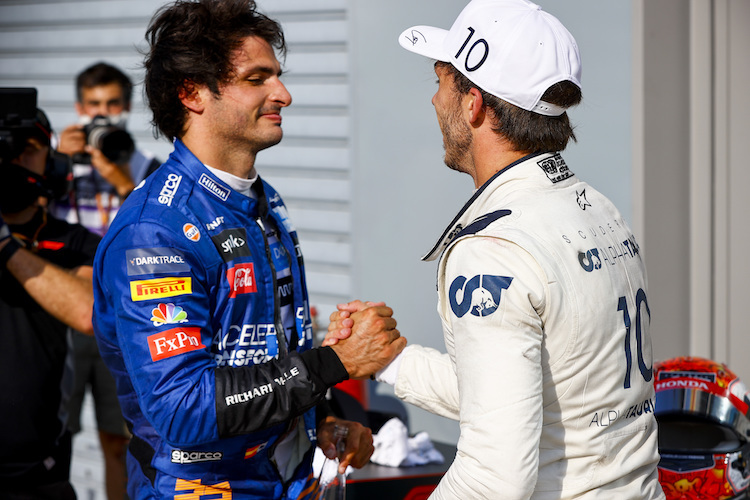 Carlos Sainz gratuliert Pierre Gasly zum Sieg