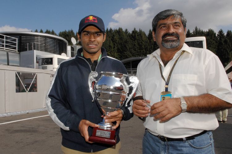 Vicky Chandhok (rechts) mit seinem Sohn Karun