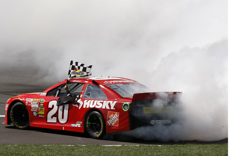 Da war die Welt noch in Ordnung: Matt Kenseth feiert seinen Sieg in Kansas