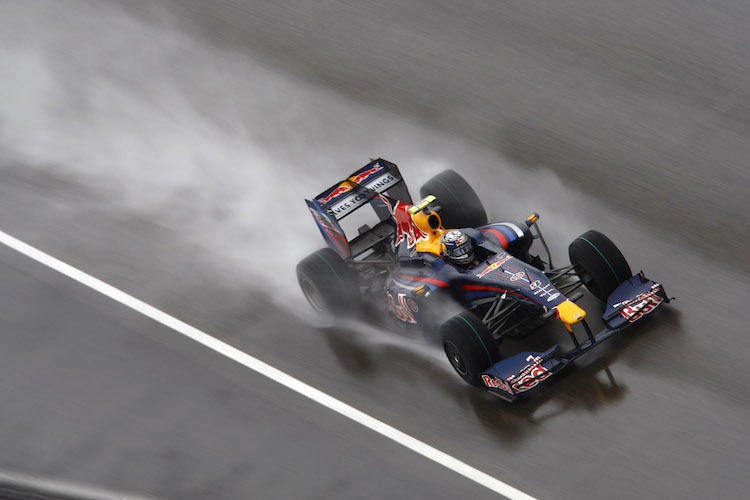 Sebastian Vettel fährt 2009 in Shanghai den ersten Sieg von Red Bull Racing ein