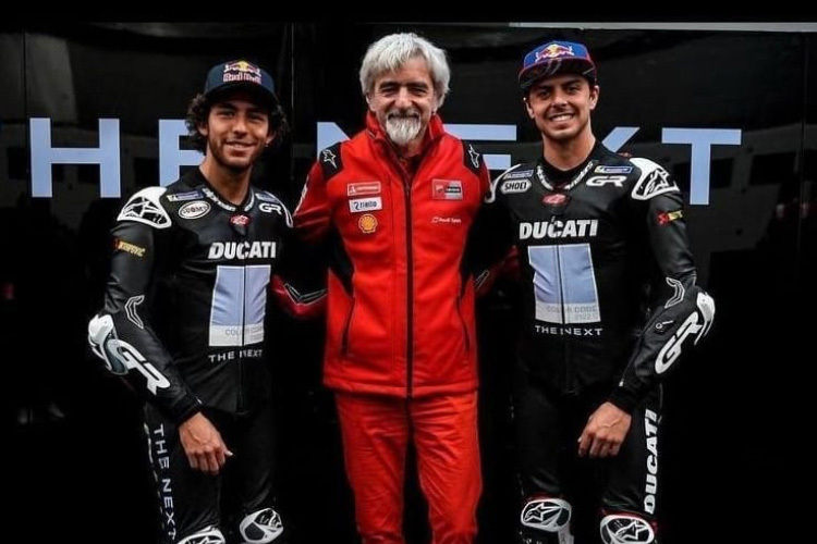 Ducati-Renndirektor Gigi Dall'Igna mit Bastianini (links) und Rookie Di Giannantonio