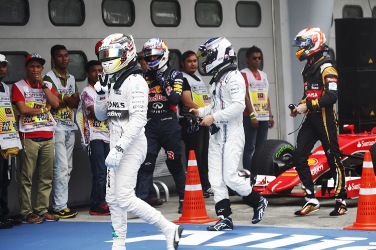  Lewis Hamilton freut sich über die zweite Pole-Position 2015