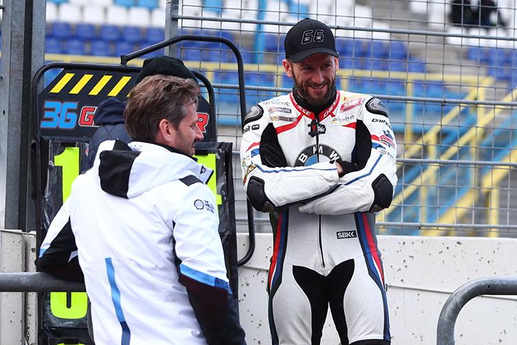 BMW-Rennchef Marc Bongers (li.) mit Tom Sykes