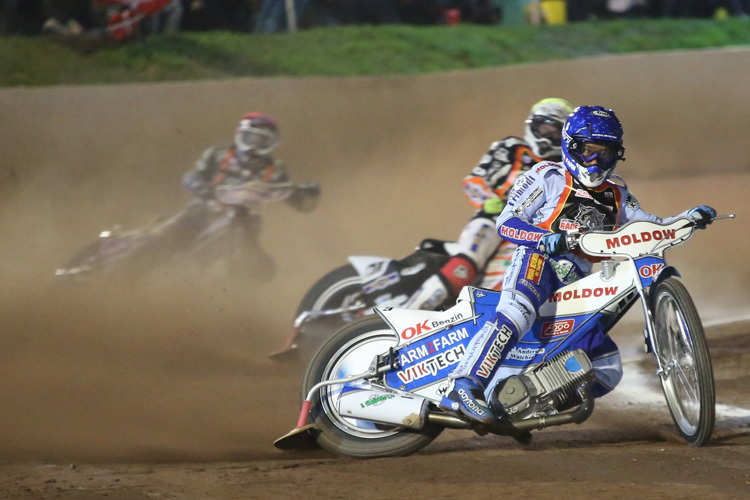 Nicki Pedersen (vorne) gewann das Finale