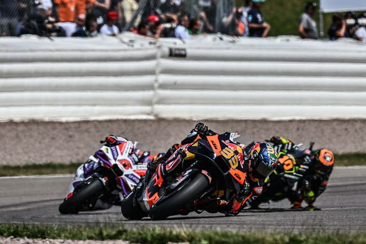 Brad Binder (33) wehrte sich gegen Zarco (5) und Marini (10)